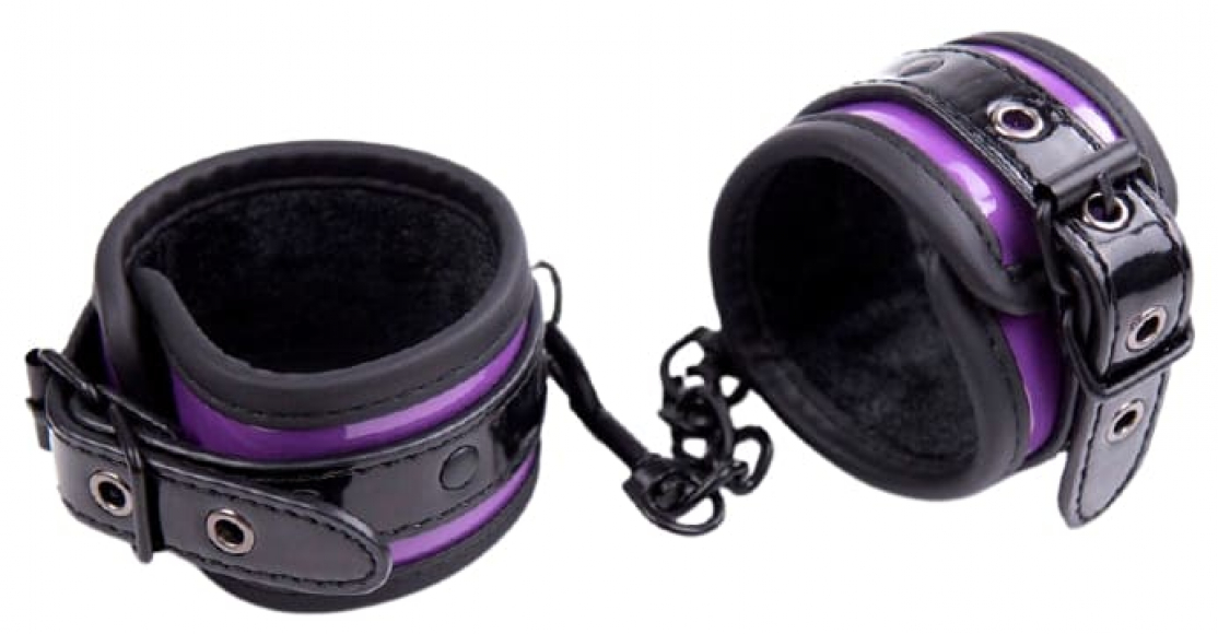 Черные наручники с фиолетовыми вставками