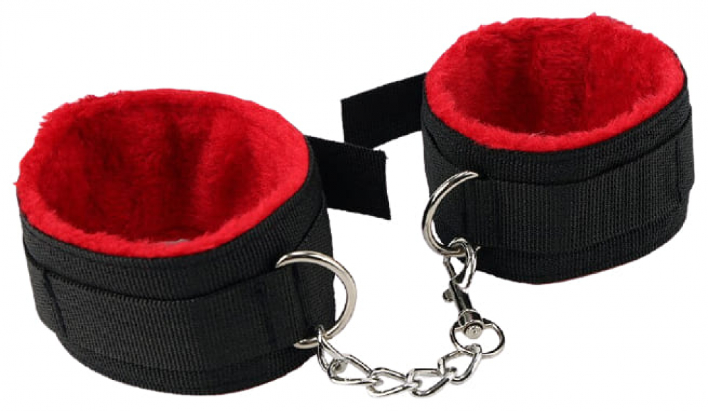 Черные наручники с красным мехом