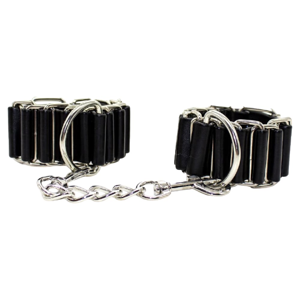 Черные наручники с металлическими кольцами
