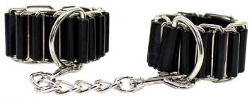 Черные наручники с металлическими кольцами
