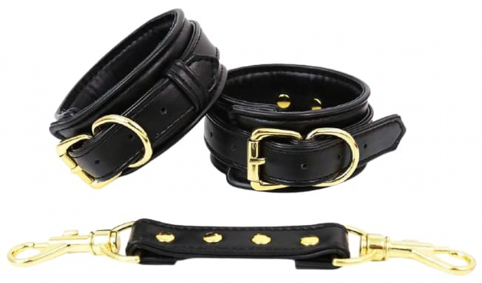 Черные наручники с золотистой фурнитурой